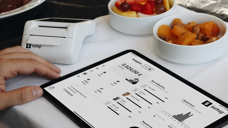 Tablet con un panel de ventas de un sistema a la medida